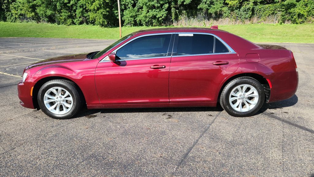 Used 2018 Chrysler 300 Touring RWD image 7