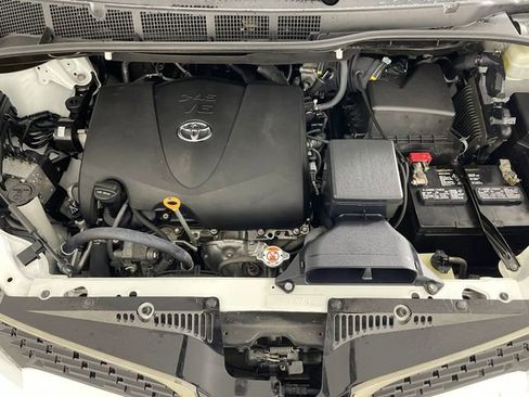 Used 2019 Toyota Sienna SE Premium FWD image 21