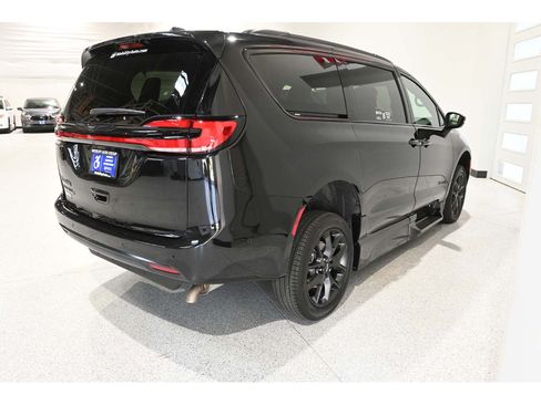 Used 2023 Chrysler Pacifica Touring-L w/ S Appearance Package FWD image 6