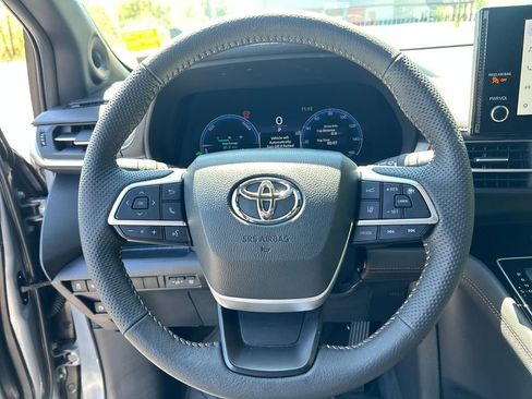 Used 2025 Toyota Sienna XLE Woodland Edition AWD/4WD image 22