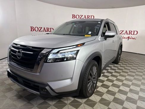 Used 2024 Nissan Pathfinder SL w/ SL Premium Package FWD image 4