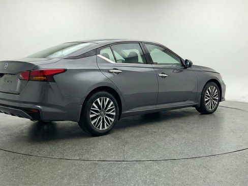 Used 2025 Nissan Altima 2.5 SV FWD image 9