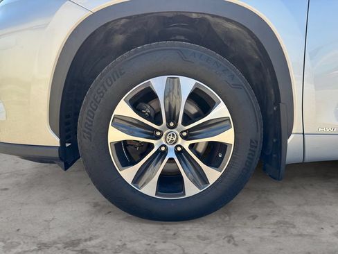 Used 2023 Toyota Highlander XLE AWD/4WD image 9