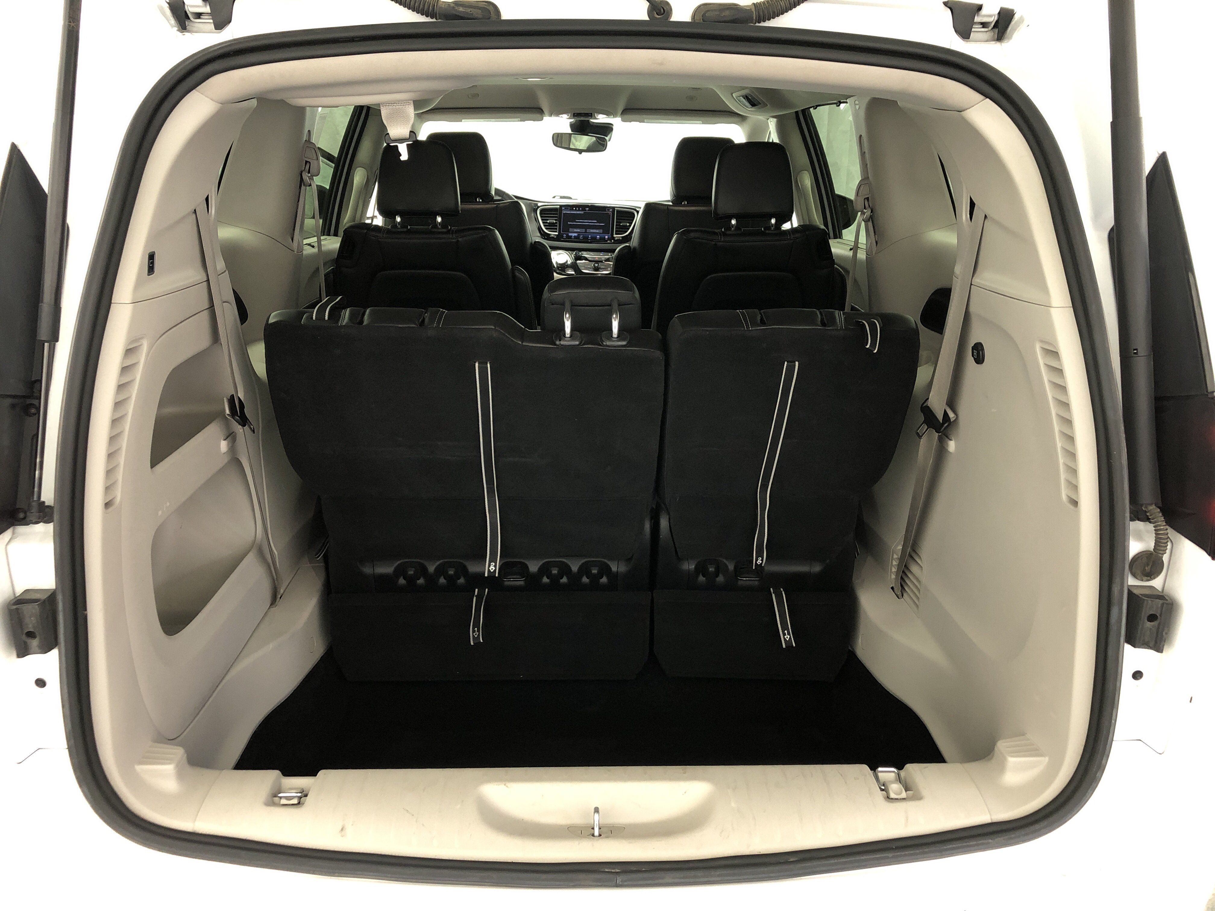 Used 2023 Chrysler Pacifica Touring-L FWD image 9