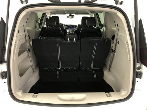 Used 2023 Chrysler Pacifica Touring-L image 9