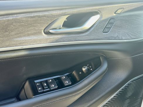 Used 2022 Jeep Grand Cherokee Overland w/ Advanced Protech Group III image 15