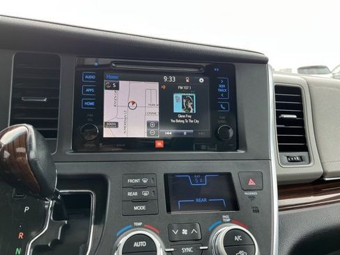 Used 2017 Toyota Sienna Limited image 49