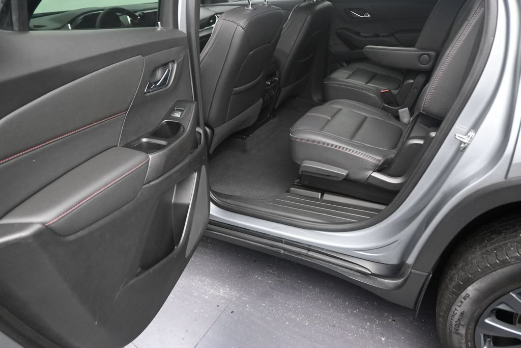 Used 2023 Chevrolet Traverse RS FWD image 12
