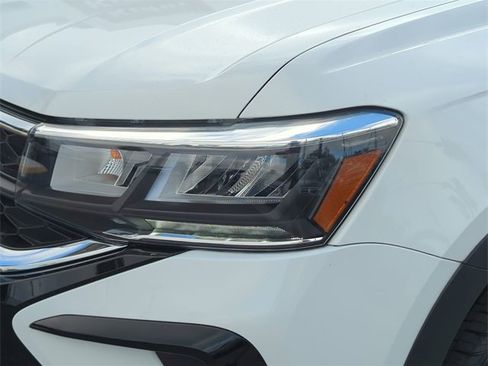 Certified 2022 Volkswagen Taos SE image 7