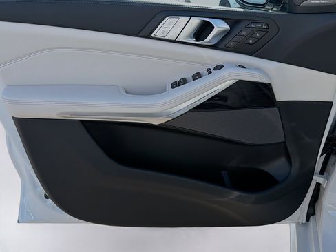 New 2026 BMW X7 xDrive40i w/ Executive Package image 24