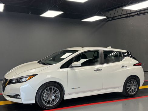 Used 2018 Nissan Leaf SV w/ SV Technology Package FWD image 1