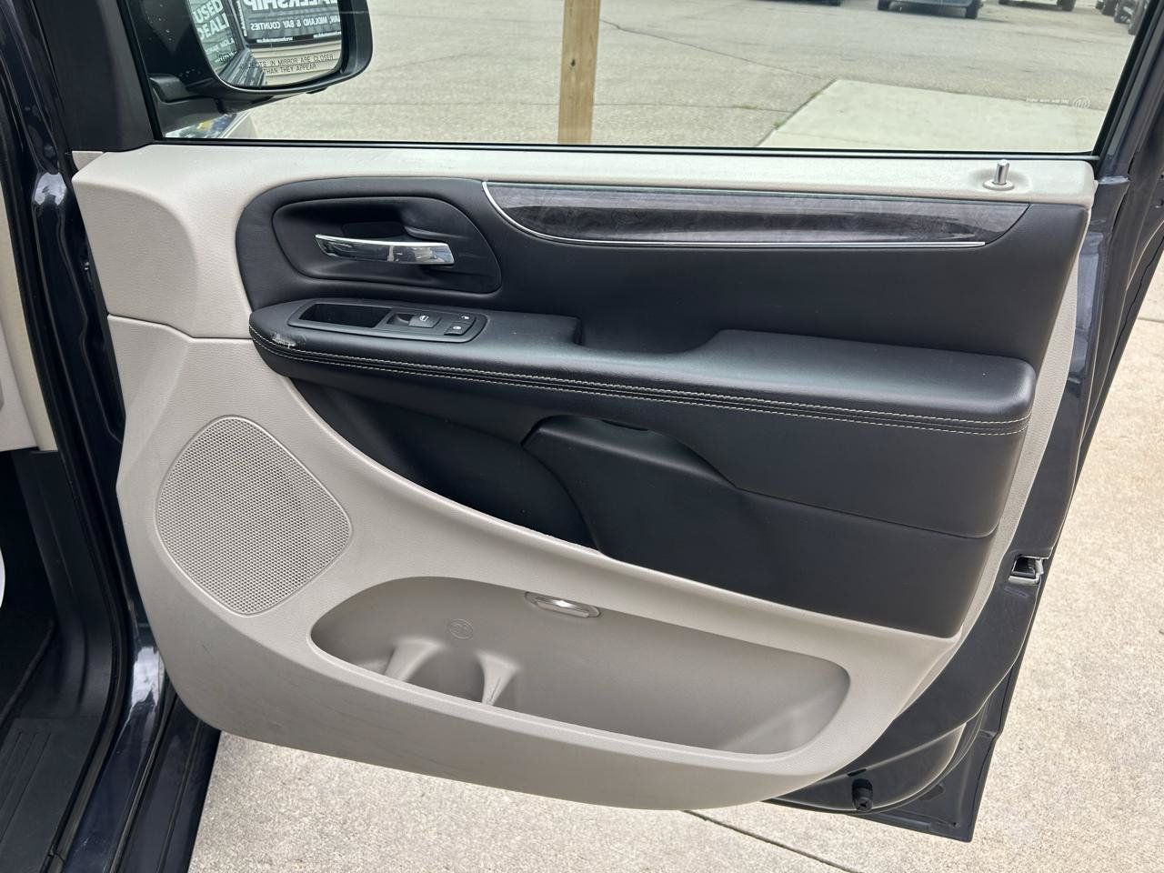 Used 2013 Chrysler Town & Country Touring-L w/ Driver Convenience Group FWD image 15