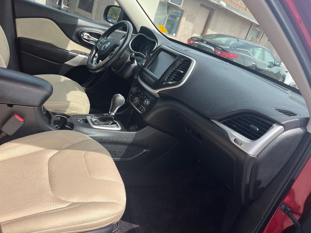Used 2017 Jeep Cherokee Latitude w/ Comfort/Convenience Group FWD image 34