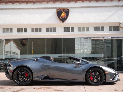Used 2021 Lamborghini Huracan EVO image 2