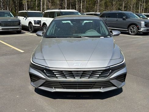 New 2026 Hyundai Elantra SE FWD image 2