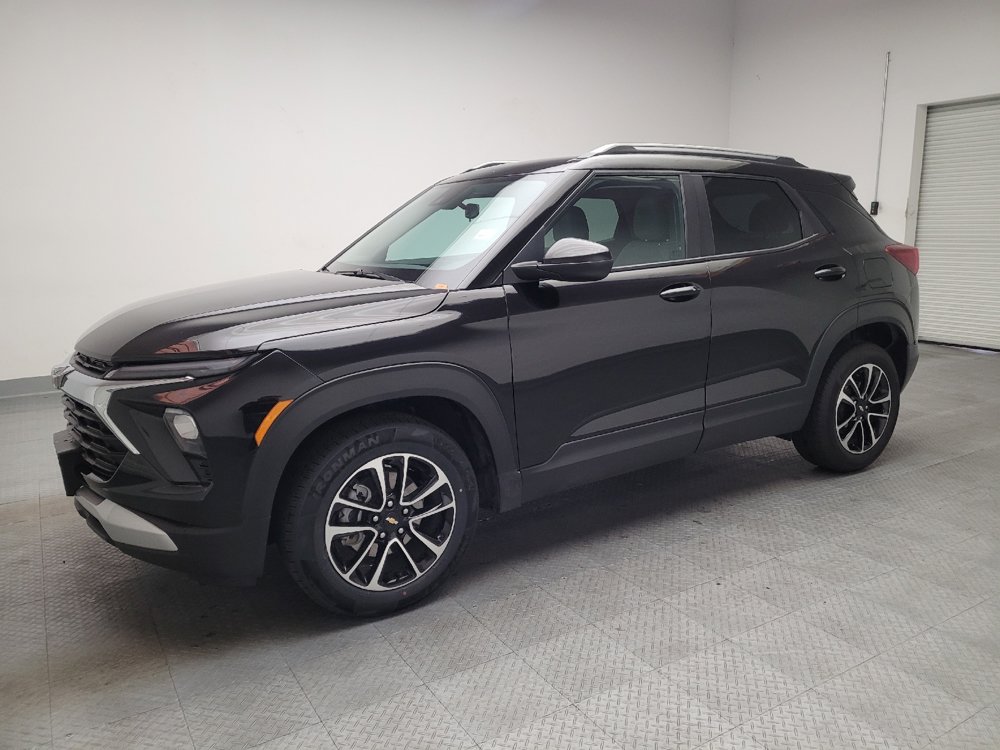 Used 2025 Chevrolet TrailBlazer LT FWD image 2