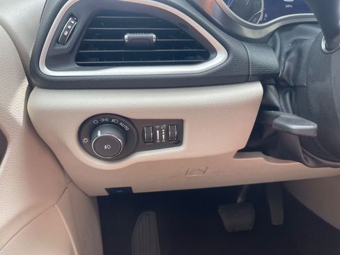 Used 2024 Chrysler Pacifica Touring-L FWD image 17