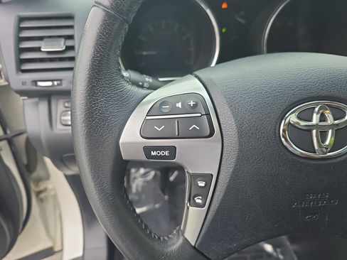 Used 2013 Toyota Highlander SE FWD image 19