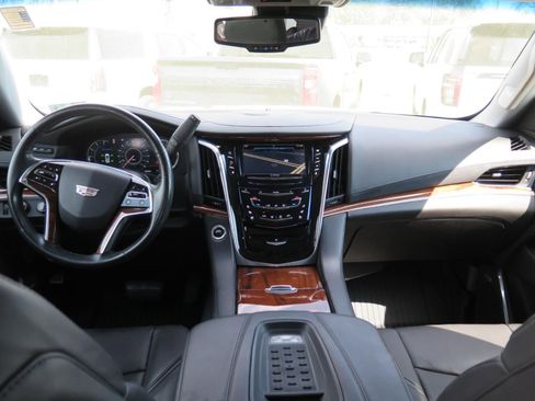 Used 2016 Cadillac Escalade Luxury image 22