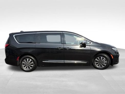 Used 2023 Chrysler Pacifica Limited FWD image 6
