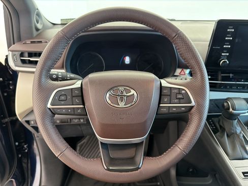 Used 2024 Toyota Sienna Platinum AWD/4WD image 11