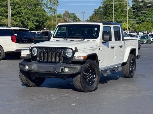 Used 2021 Jeep Gladiator Overland AWD/4WD image 2