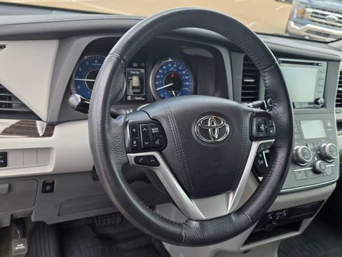 Used 2018 Toyota Sienna XLE w/ XLE Navigation Package FWD image 10