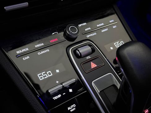 Used 2022 Porsche Cayenne AWD/4WD image 39
