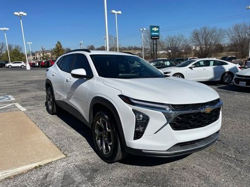 Used 2025 Chevrolet Trax LT w/ LT Convenience Package image 4