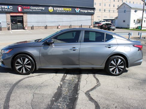 Certified 2022 Nissan Altima 2.5 SV w/ SV Premium Package image 2