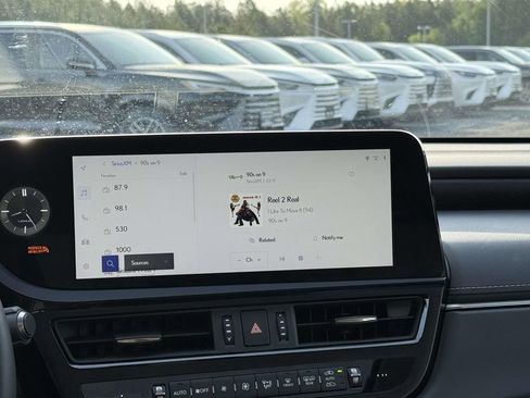 Used 2023 Lexus ES 350 Premium w/ Premium Package image 10