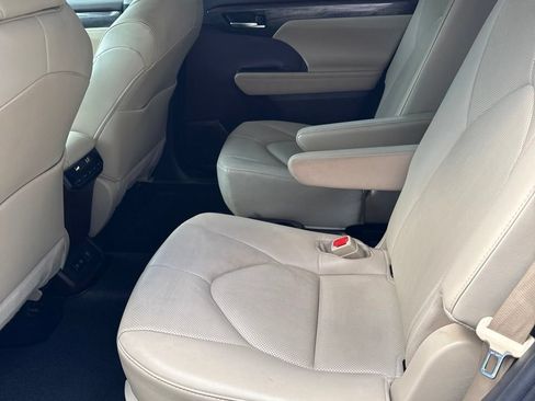 Used 2020 Toyota Highlander Limited FWD image 13