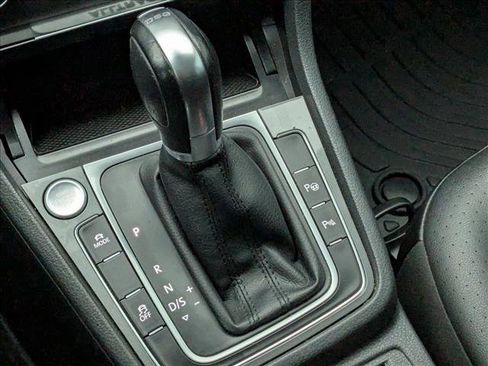 Used 2017 Volkswagen Golf S image 12