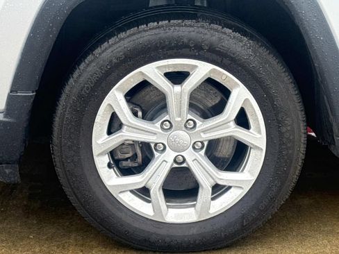 Used 2024 Jeep Compass Latitude AWD/4WD image 5