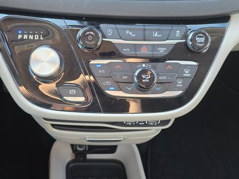 Used 2023 Chrysler Pacifica Touring-L FWD image 24