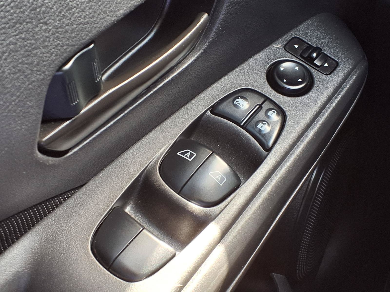 Used 2021 Nissan Kicks S FWD image 11