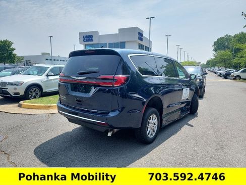 Used 2025 Chrysler Pacifica Select image 8