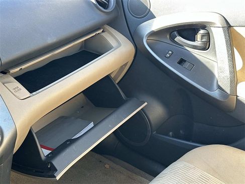 Used 2011 Toyota RAV4 4WD image 31