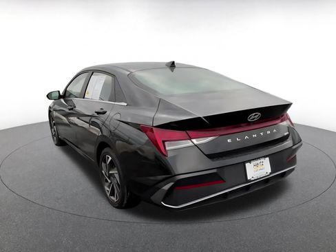 Used 2025 Hyundai Elantra Limited image 10