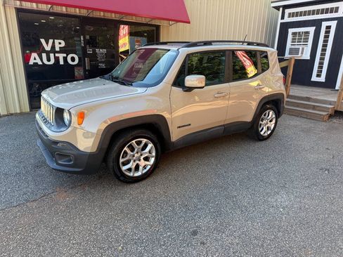 Used 2015 Jeep Renegade Latitude w/ Cold Weather Group II FWD image 8