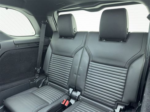 Used 2023 Land Rover Discovery Metropolitan Edition image 47