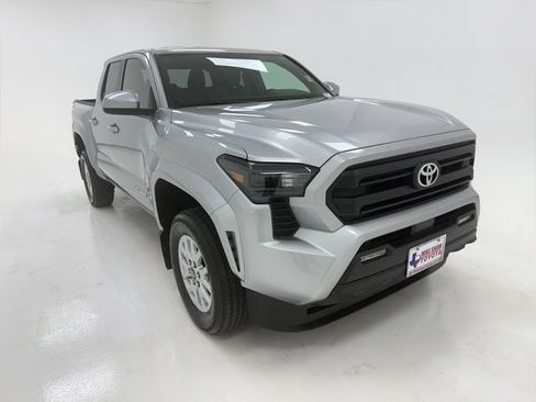 Used 2025 Toyota Tacoma SR5 AWD/4WD image 2