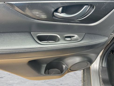 Used 2019 Nissan Rogue S AWD/4WD image 19