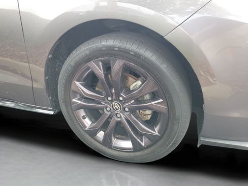 Used 2022 Toyota Sienna XSE FWD image 16