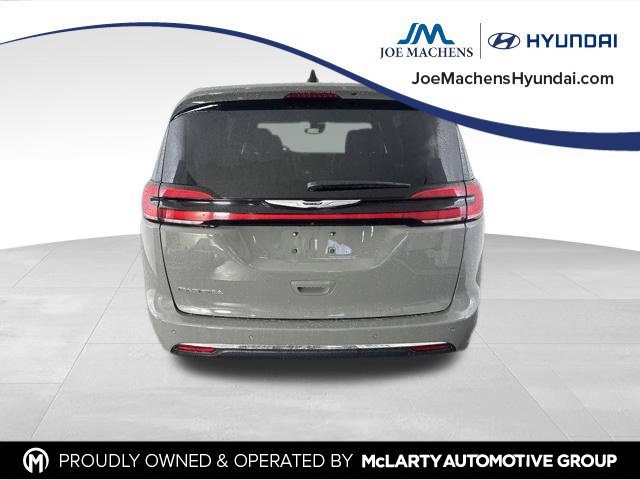 Used 2025 Chrysler Pacifica Select FWD image 7