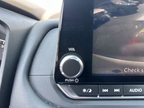 Used 2023 Nissan Rogue SV image 14