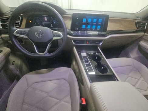 Used 2024 Volkswagen Atlas SE w/ Panoramic Sunroof Package image 5