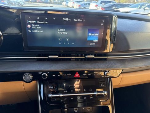 Used 2023 Kia Carnival EX image 22