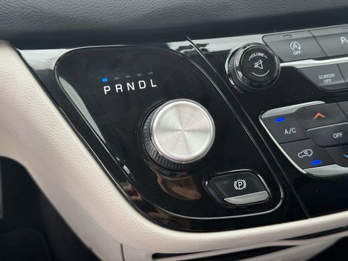 Used 2017 Chrysler Pacifica Touring-L w/ Tire & Wheel Group image 30