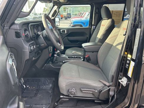 Used 2025 Jeep Wrangler Unlimited Rubicon image 9